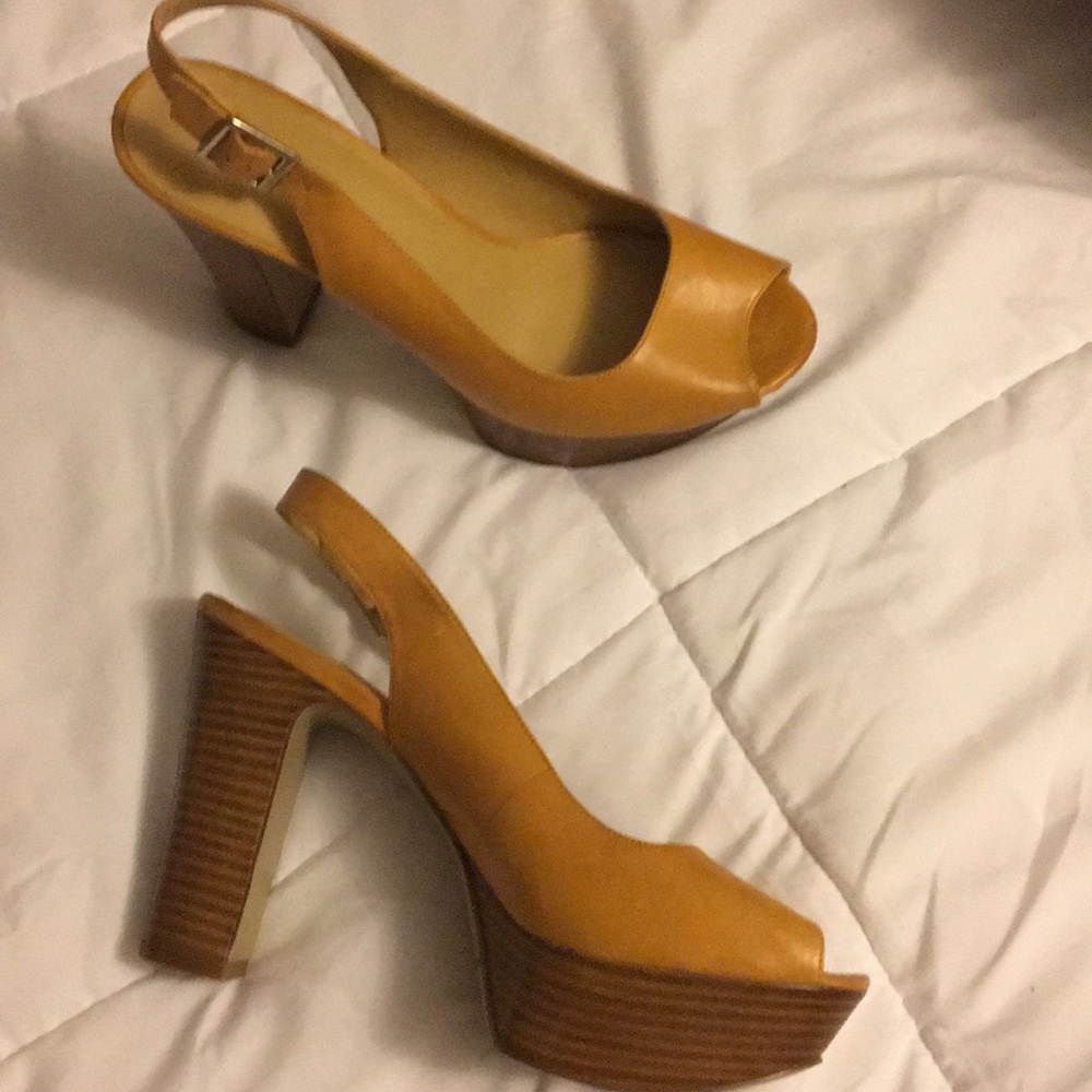 NWOT Open-toe Leather Platform
